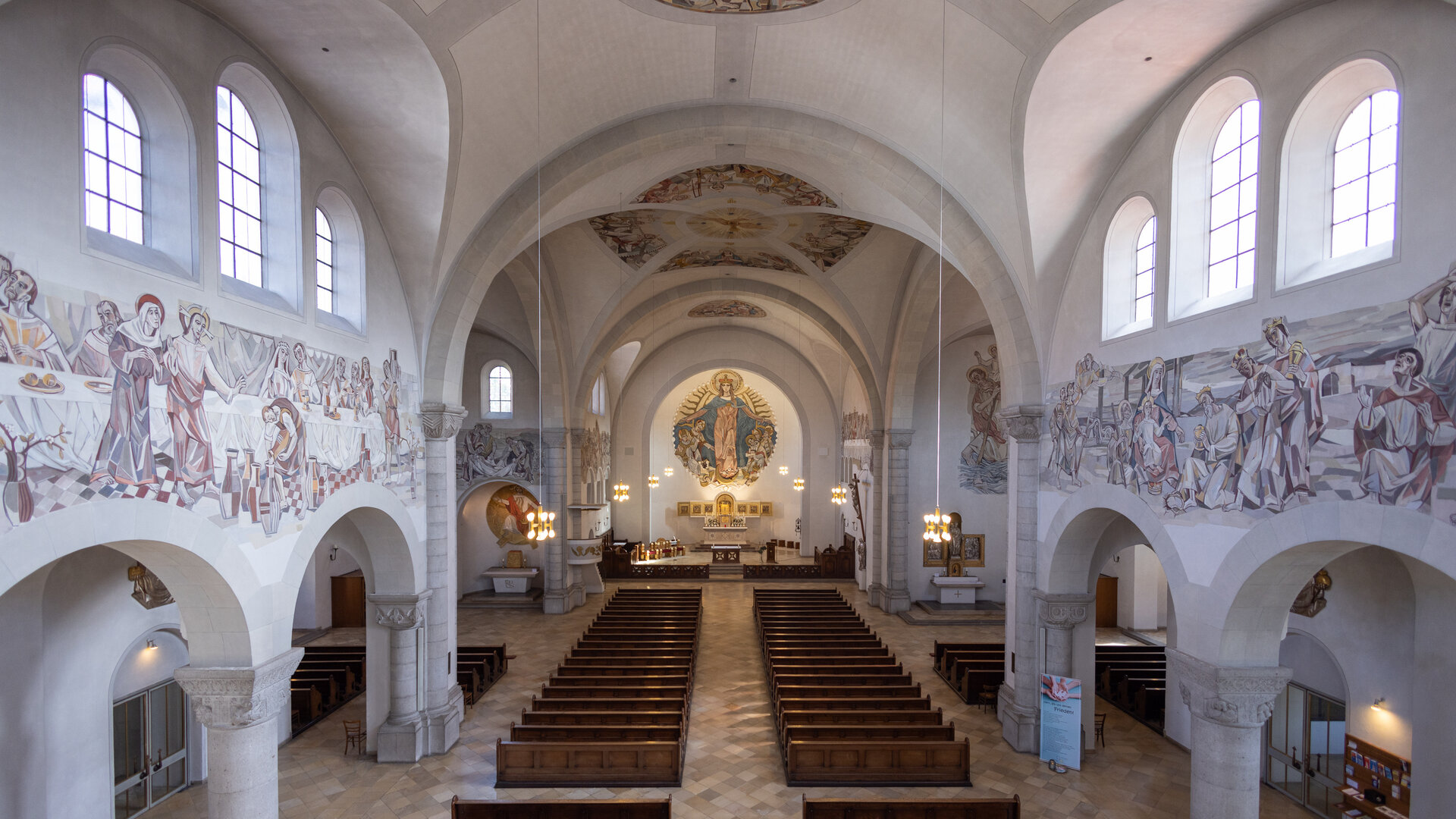 "Katholischer Gottesdienst - Jesus - mein Anker in turbulenten Zeiten":  Innenansicht der Kirche Maria Schutz in München mit den seitlichen Fresken.