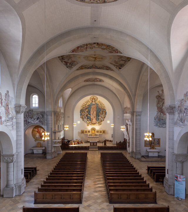 "Katholischer Gottesdienst - Jesus - mein Anker in turbulenten Zeiten":  Innenansicht der Kirche Maria Schutz in München mit den seitlichen Fresken.