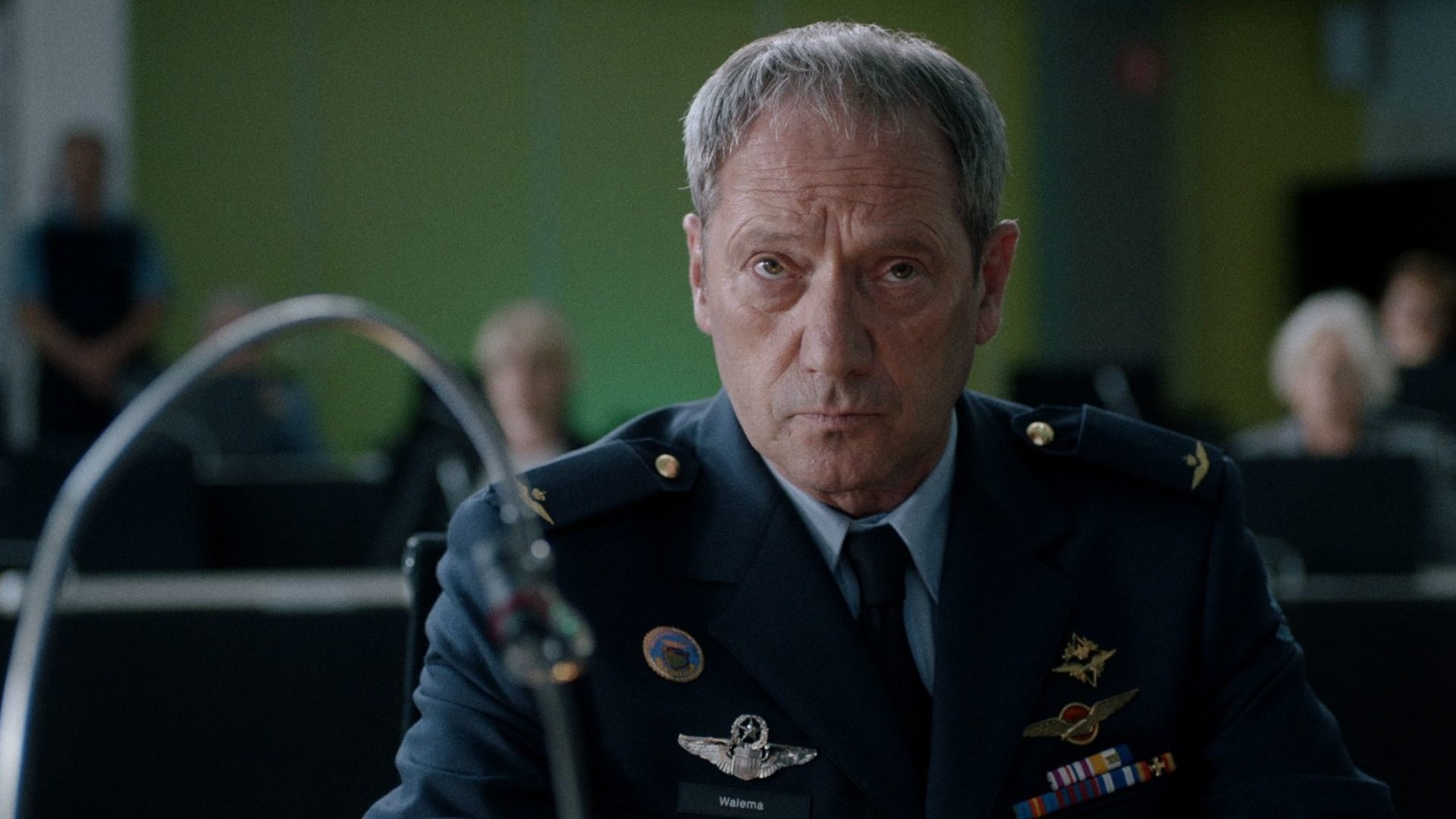 "High-Flyers - Entscheidung in der Luft": Roderick Walema (Gijs Scholten van Aschat) blickt ernst und fokussiert in die Ferne. Er trägt eine Militäruniform.