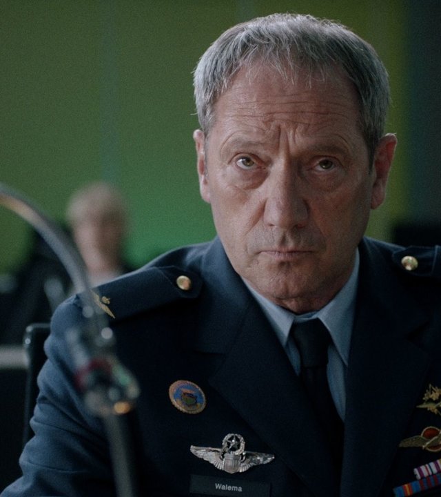 "High-Flyers - Entscheidung in der Luft": Roderick Walema (Gijs Scholten van Aschat) blickt ernst und fokussiert in die Ferne. Er trägt eine Militäruniform.