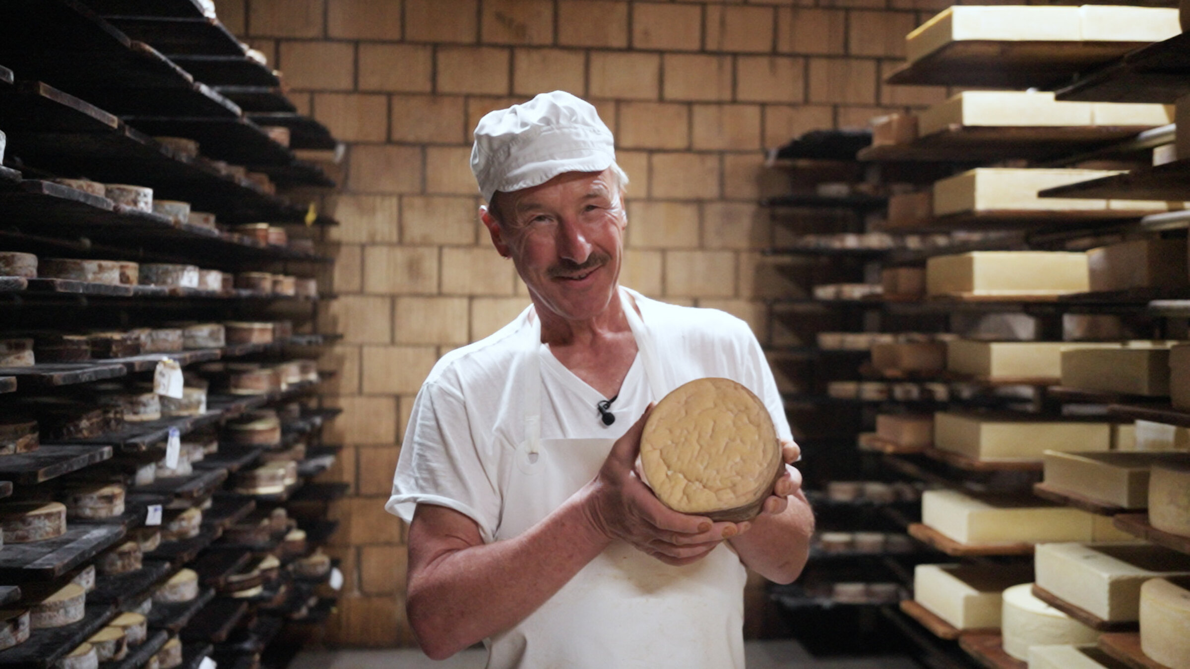 "Die Schweiz – Der Geschmack der Berge (1 bis 2)": Käsermeister Willi Schmid aus dem Toggenburg mit seinem berühmten Bergfichtenkäse.