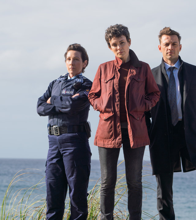 "Auckland Detectives - Tödliche Bucht: Entführung": Detective Senior Sergeant Jessica Savage (Kate Elliott), ihr Kollege Detective Sergeant Justin Harding (Ido Drent) und Senior Sergeant Denise Abernethy (Alison Bruce) in Nahaufnahme am Strand von Waiheke.