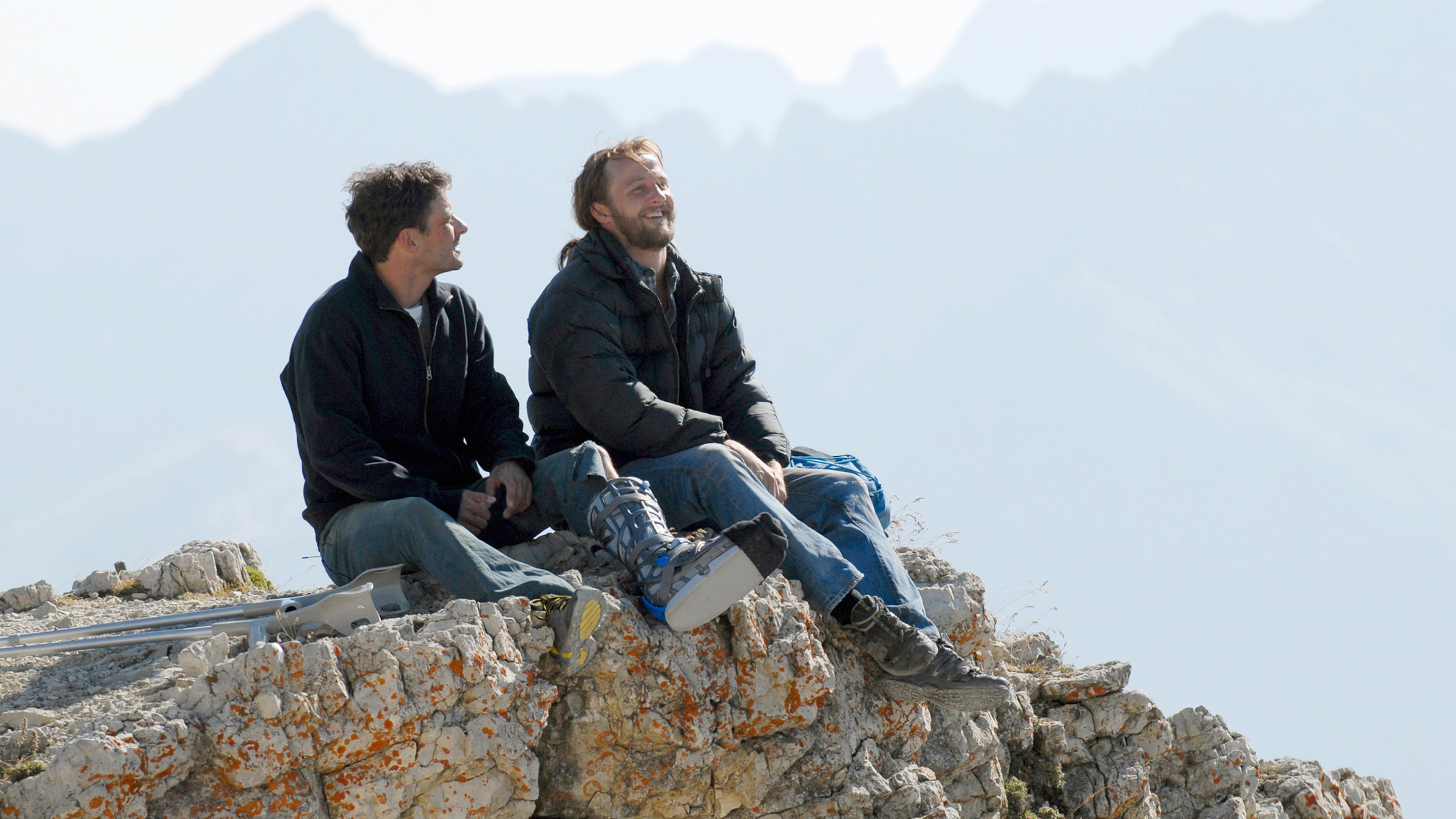 "Die Route": Von links: Tom (Stephan Luca) macht Mark (Maximilian Brückner) den Vorschlag, für ihn das Geld für die Nanga Parbat-Expedition aufzutreiben.