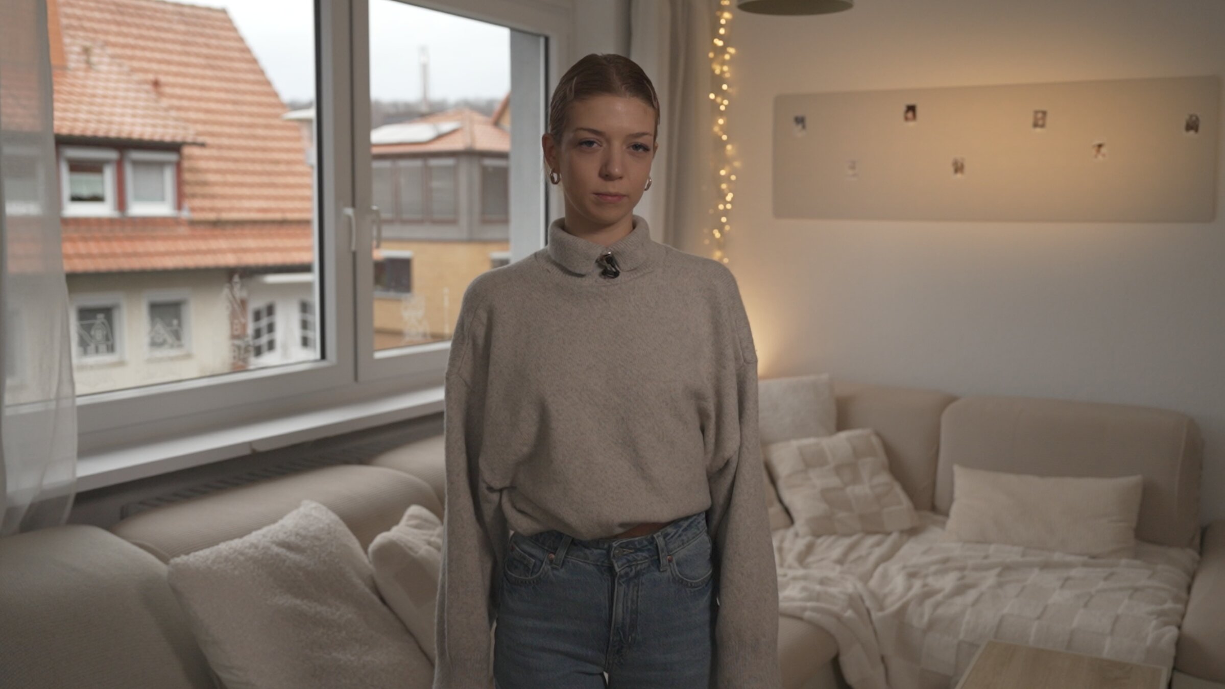 "37°Leben: Gefangen im Kopf: Leben mit Zwangsstörung": Phoebe steht in ihrem Wohnzimmer und blickt in die Kamera.