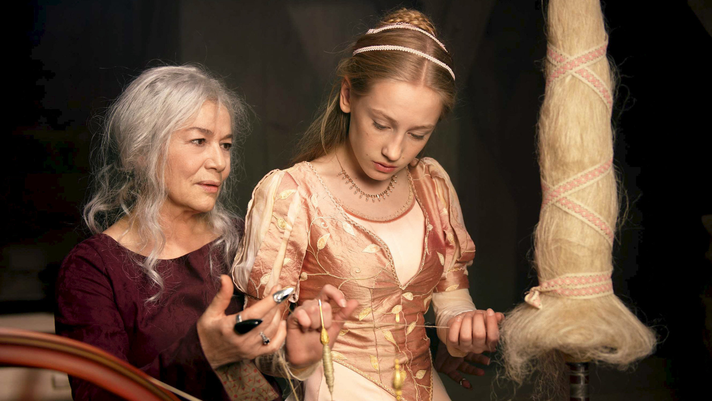 Die Schicksalsfee Maruna (Hannelore Elsner) hat Myrose (Lotte Flack) an ihr Spinnrad gelockt, die Prinzessin kann dem Fluch nicht entgehen: Sie hat sich an der Spindel gestochen.