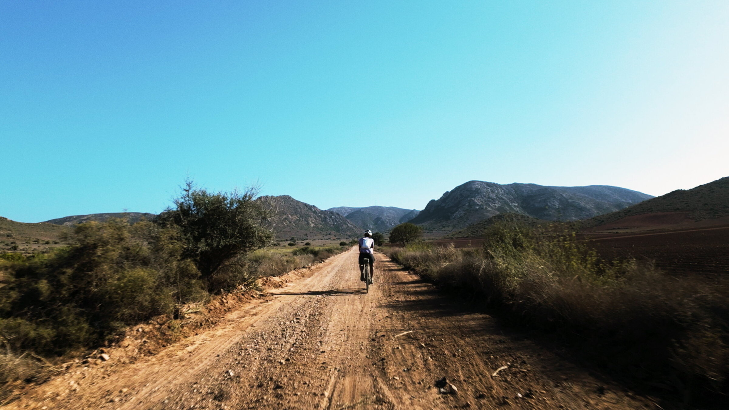"Badlands – Ein Ultracycling-Rennen in Südspaniens Wildnis will die Region verändern": Nathalie auf dem Gravelbike
