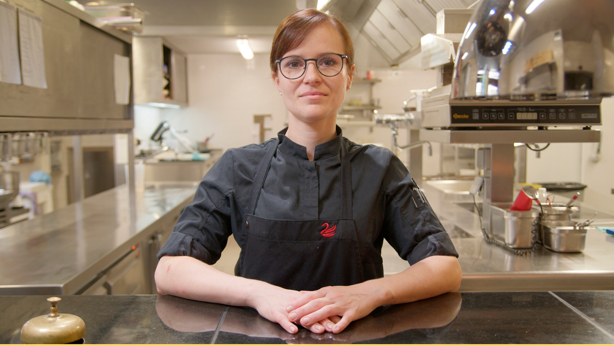 "Am Pass - Geschichten aus der Spitzenküche - mit Cornelia Fischer, Volkach am Main": Cornelia Fischer am Pass, Schnittstelle zwischen Küche und Service.