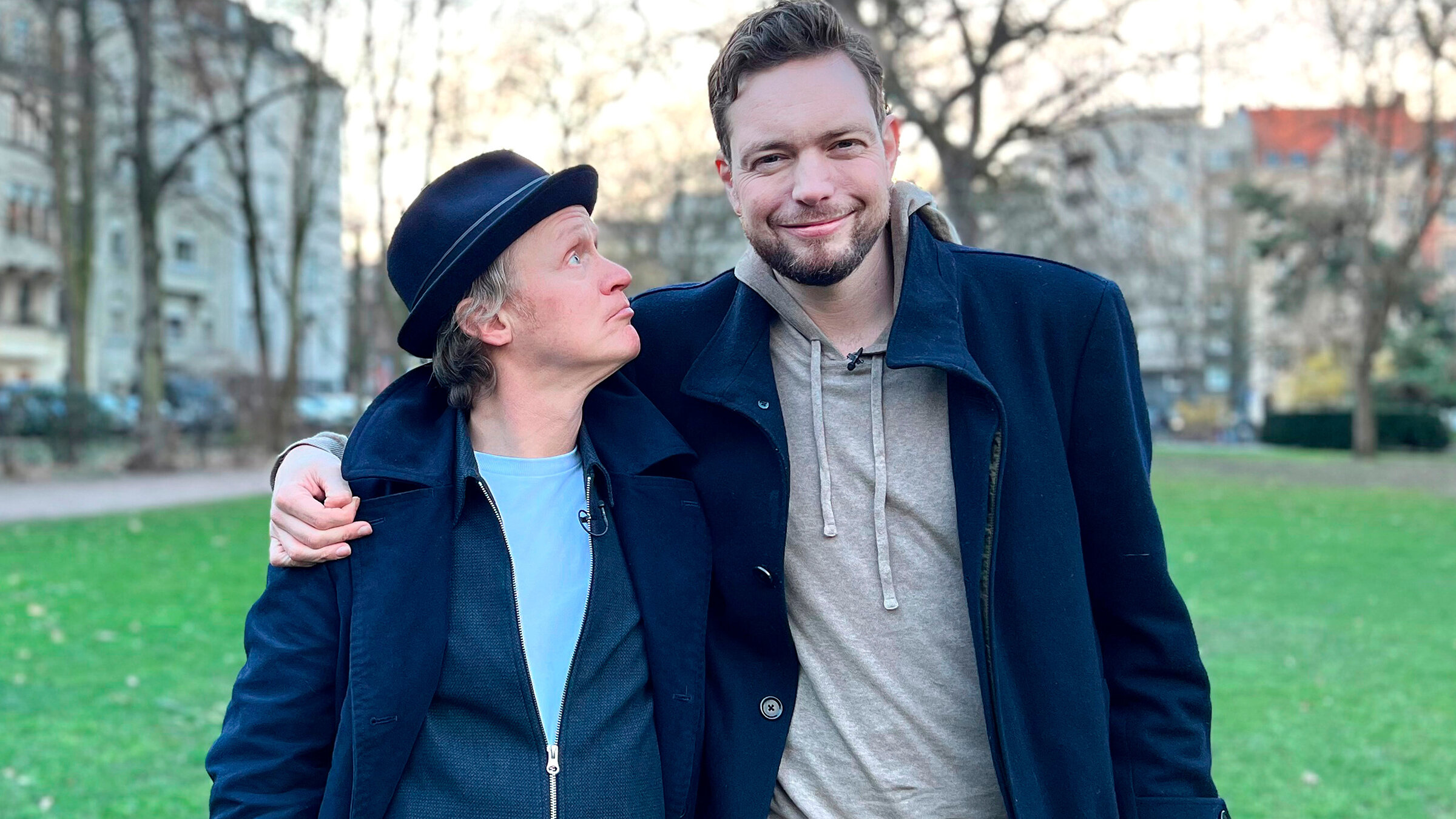 "Kurzstrecke mit Pierre M. Krause - Bastian Bielendorfer lässt sich aus Heimat verbannen": Spätestens seit dem ersten Teil dieser Kurzstrecke wisst ihr, wer Bastian Bielendorfer (re) ist. Denkt ihr! Was die Investigativ-Journalisten der Kurzstrecke hier ans Licht bringen, erschüttert selbst noch die Bürgermeisterin von Gelsenkirchen. Es werden Sprüche geklaut, Handjobs am Bahnhof verteilt, Tierquälerfleisch verzehrt und sogar der Achter-Schlafsaal wird verschmäht. Abgehoben! Doch für Pierre M. Krause ist niemand eine Persona Non Grata. Und so kürt er ihn nach Kurt Krömer zu seinem zweiten Promi-Freund und zu seinem einzigen Diplom-Bruder.