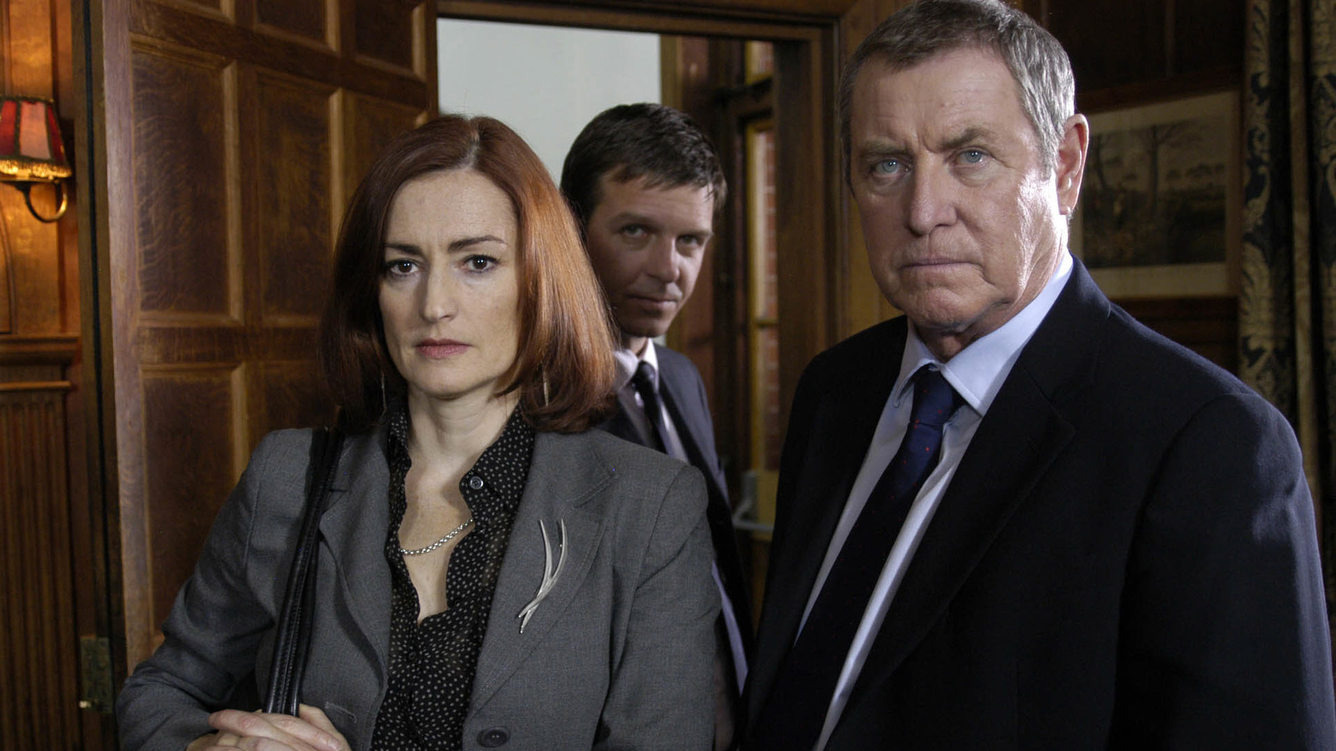 "Inspector Barnaby - Leben und Morden im Midsomer": Julia Benson (Pooky Quesnel), Sergeant Jones (Jason Hughes) und Inspector Barnaby (John Nettles) schauen angespannt in eine Richtung.