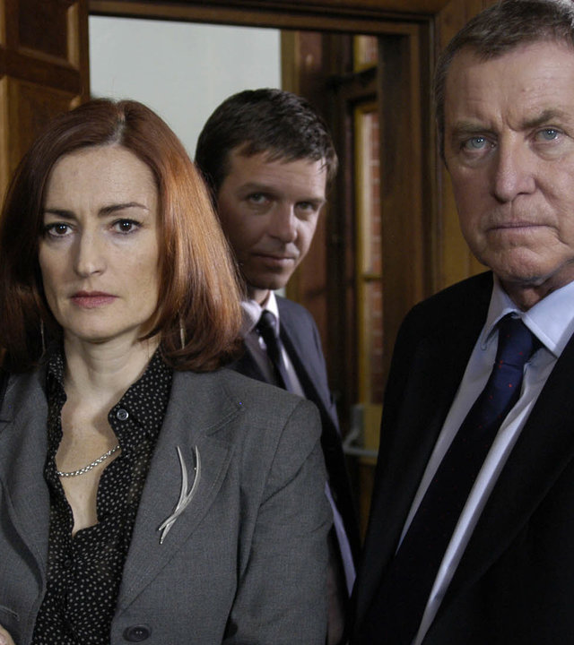 "Inspector Barnaby - Leben und Morden im Midsomer": Julia Benson (Pooky Quesnel), Sergeant Jones (Jason Hughes) und Inspector Barnaby (John Nettles) schauen angespannt in eine Richtung.
