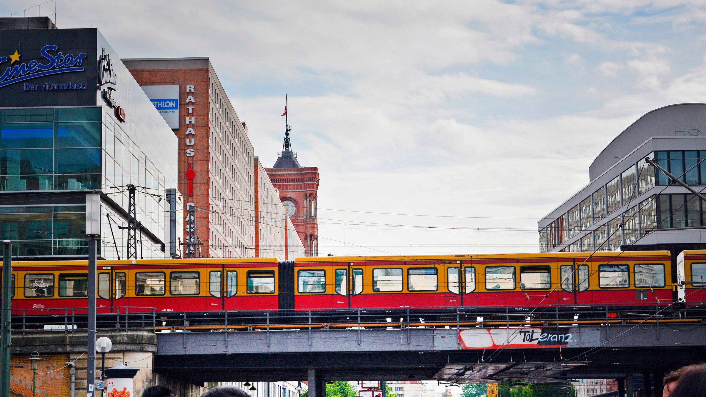 "Eisenbahnbilder Berlin - Zeitreise entlang der Stadtbahn": Die S-Bahn in Berlin trägt noch immer ihre traditionelle gelb-rote Fahne. Ihr Streckennetz umfasst 331,5 Kilometer Gleisnetz.