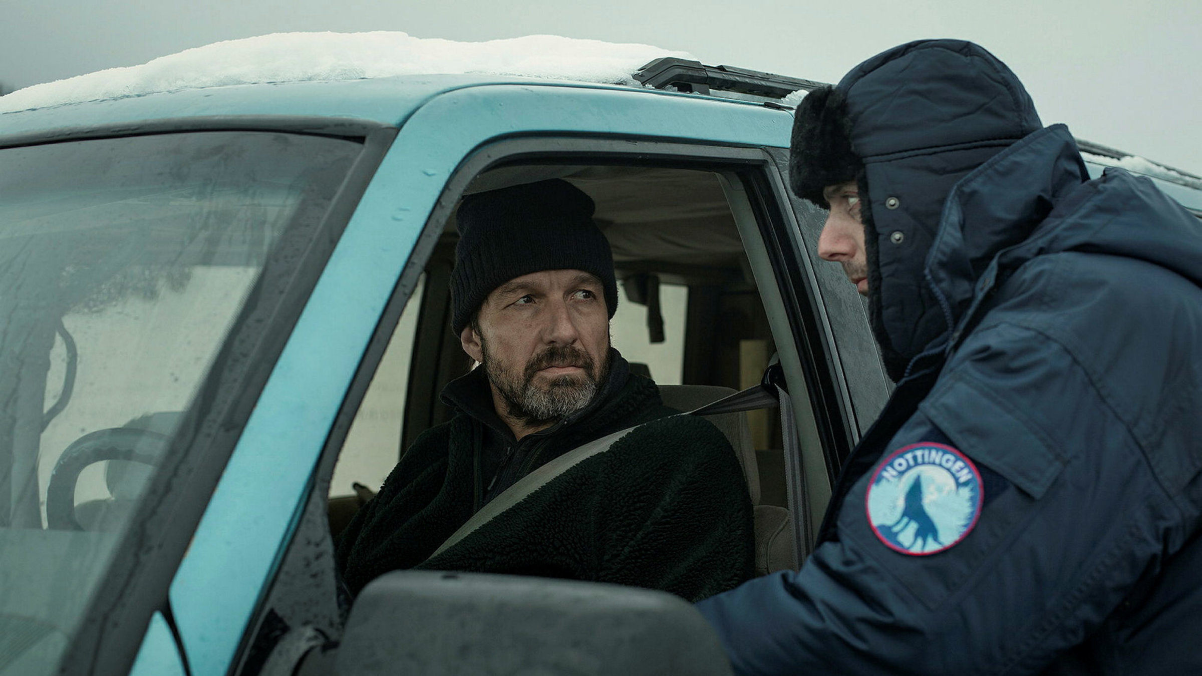 "Wilder III - Wunde": Roland Bonjour (Lukas Zimmermann) sitzt im Auto, Michael Neuenschwander (Martin Jesch) steht außen am Autofenster.