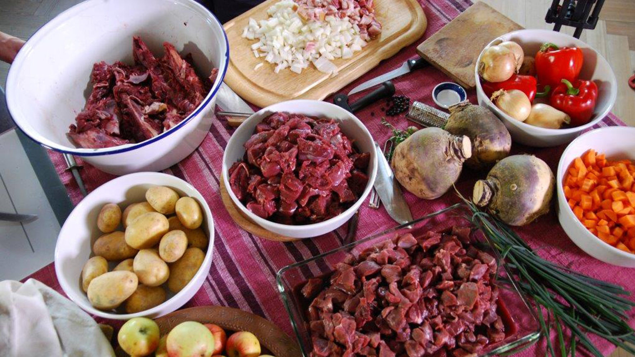 "Zu Tisch in Mecklenburg": Zutaten für Wildgulasch und Steckrübengemüse