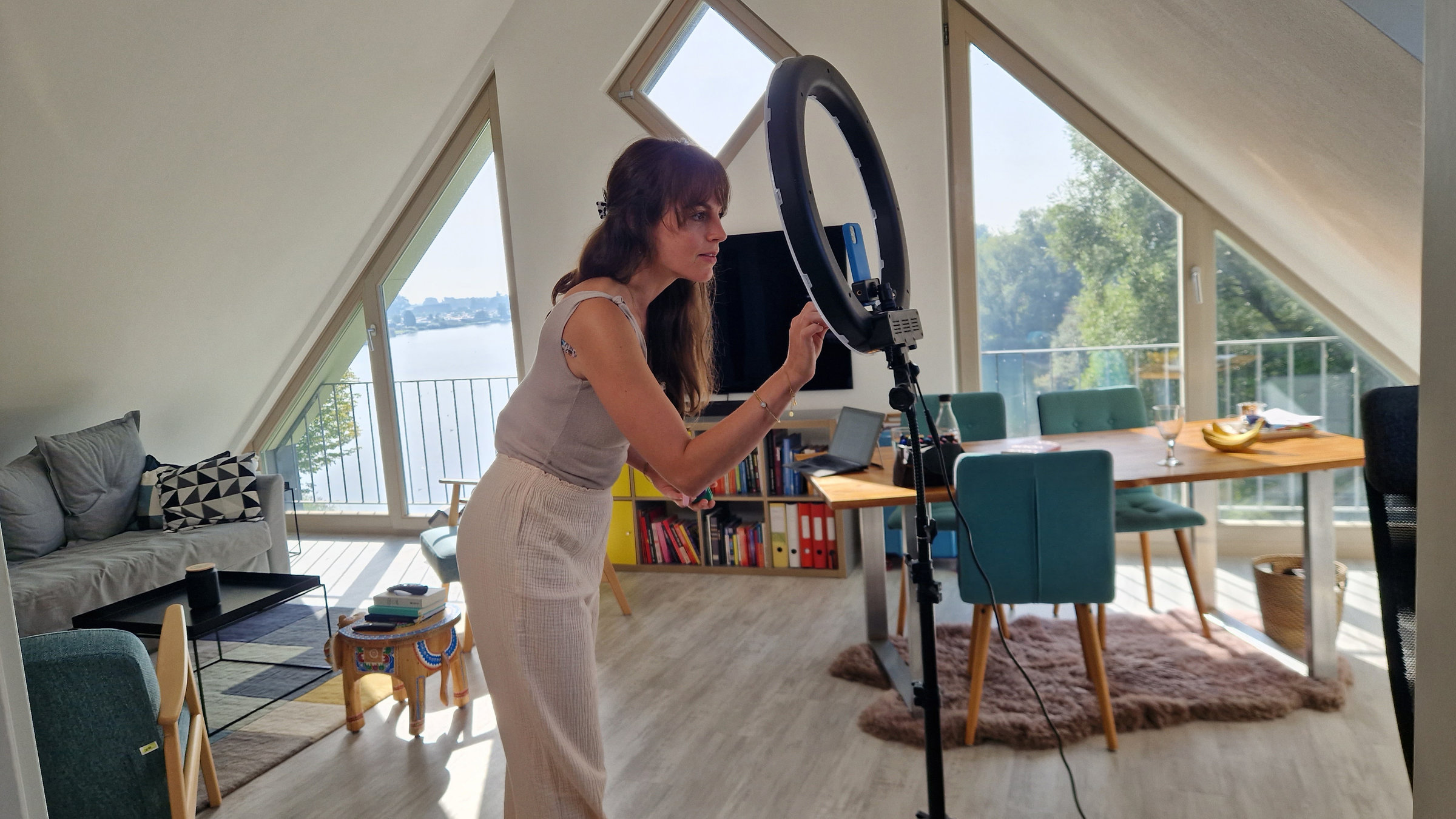 "ZDF.reportage: TikTok erklärt die Welt - Gestern tabu, heute online": Gianna Bacio steht bei der Produktion eines TikTok-Videos in einem hellen Dachzimmer vor einer Kamera.