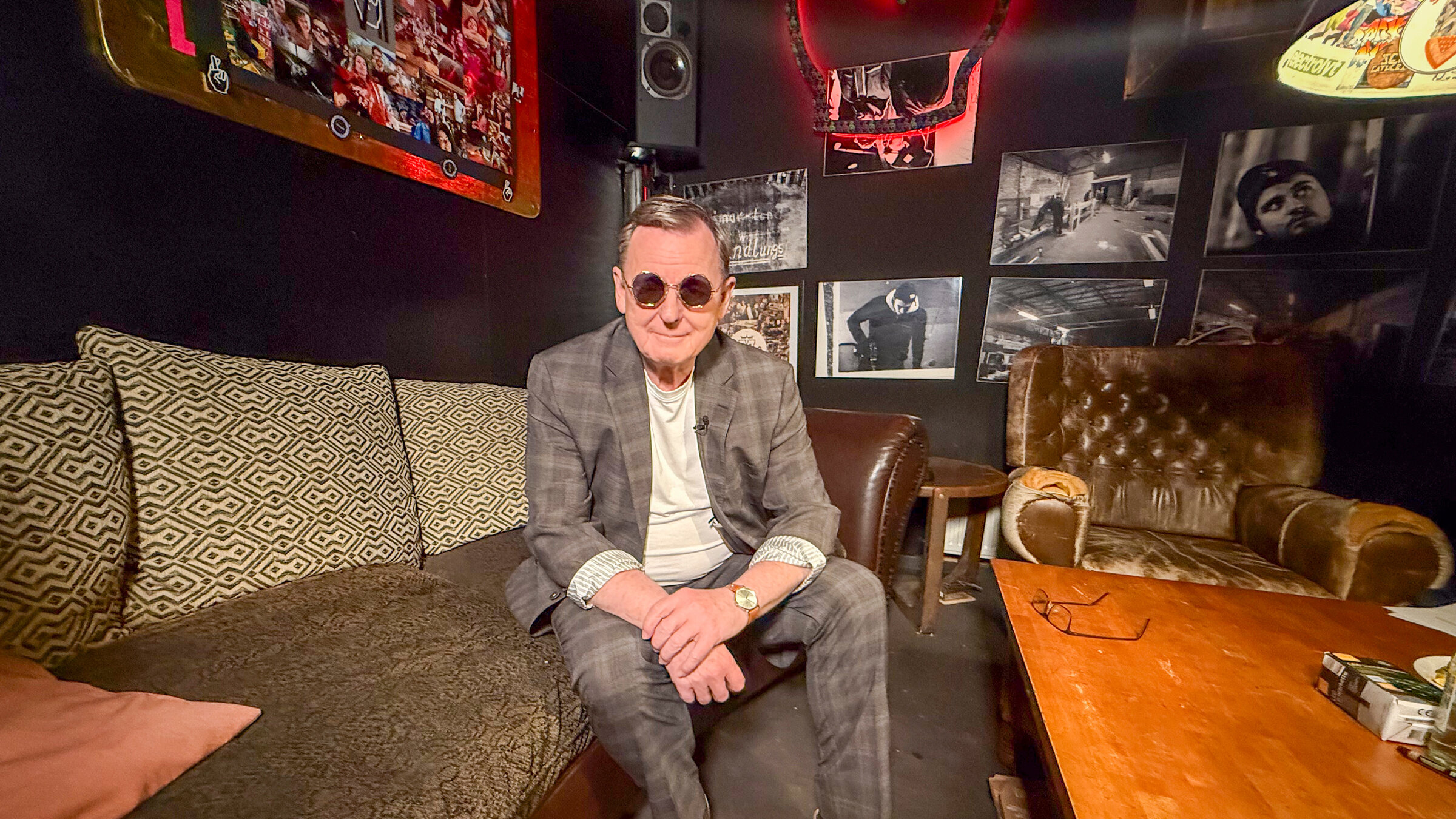 "Politik im Popmodus": Bodo Ramelow sitzt mit Sonnenbrille auf einer Couch im Erfurter Club Kalif Storch.