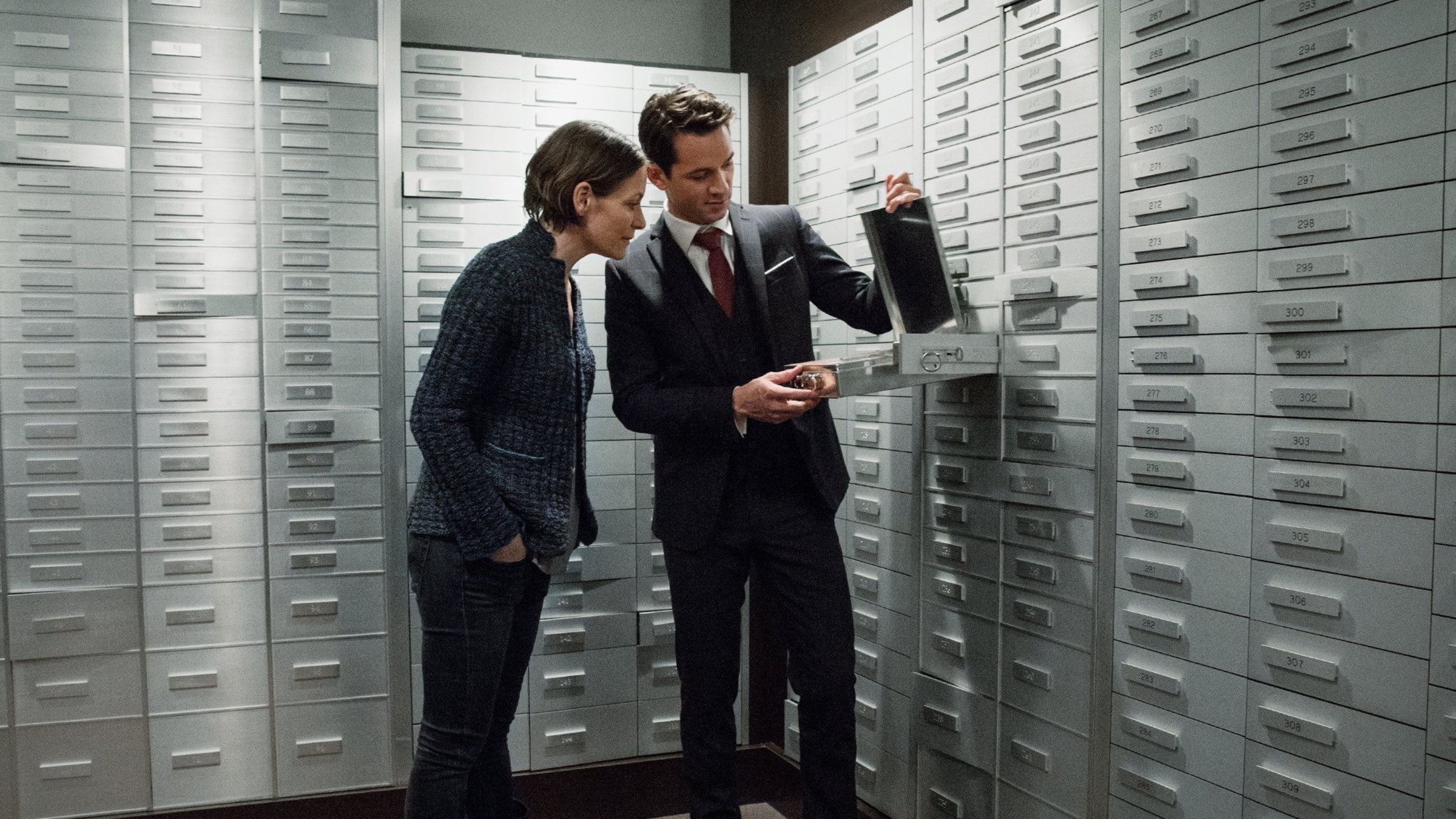 "Private Banking (1/2)": Hausführung: Kundenberater Marco Antonelli (Marc Benjamin) zeigt Caroline Pfister (Stephanie Japp) den Tresorraum.