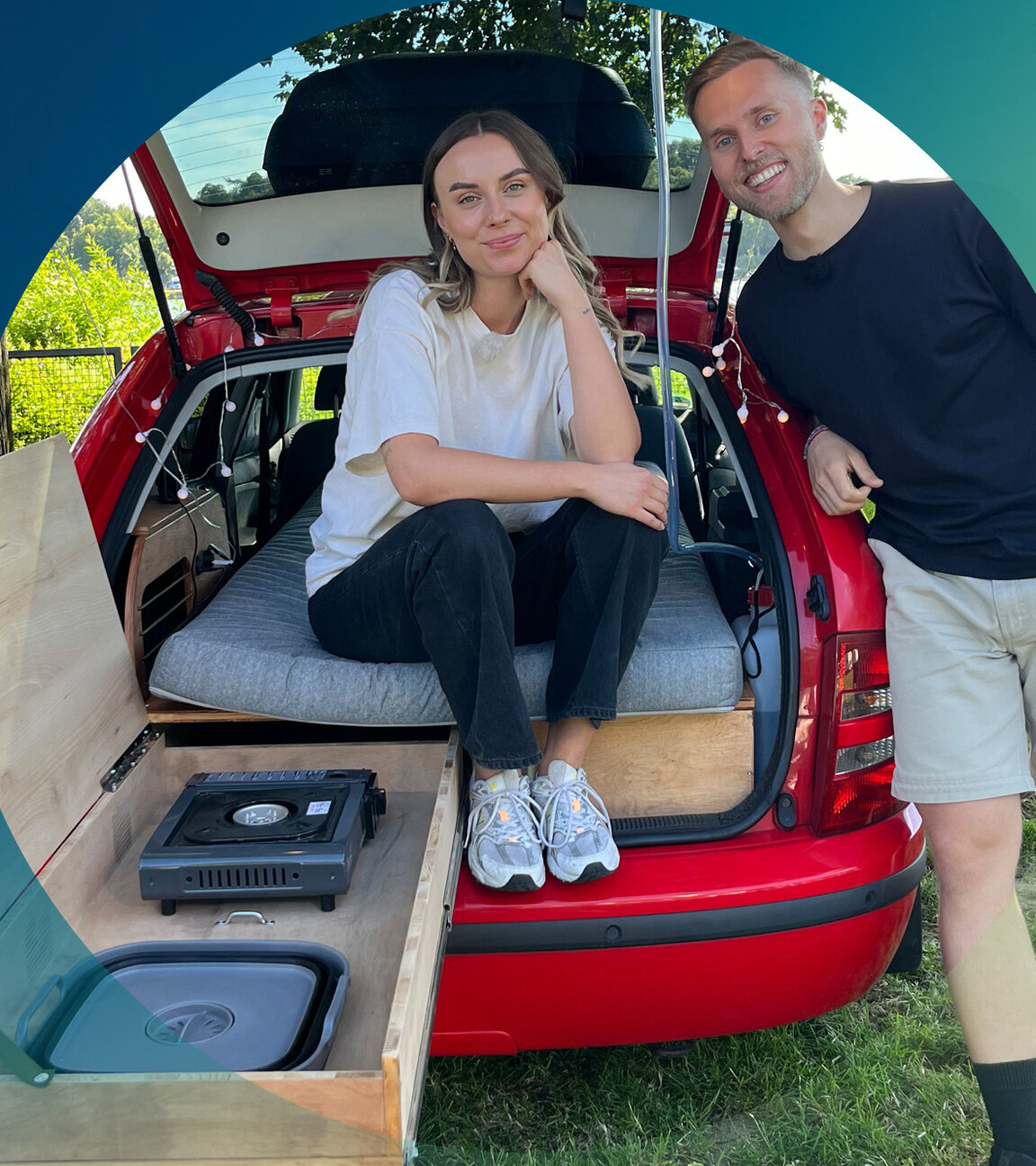 "planet e.: Die Upcycling-Challenge - Vom Pkw zum Minicamper": Annkathrin und Maciej vor ihrem neu ausgebauten Mini-Camper: Beide schauen lächelnd in die Kamera.