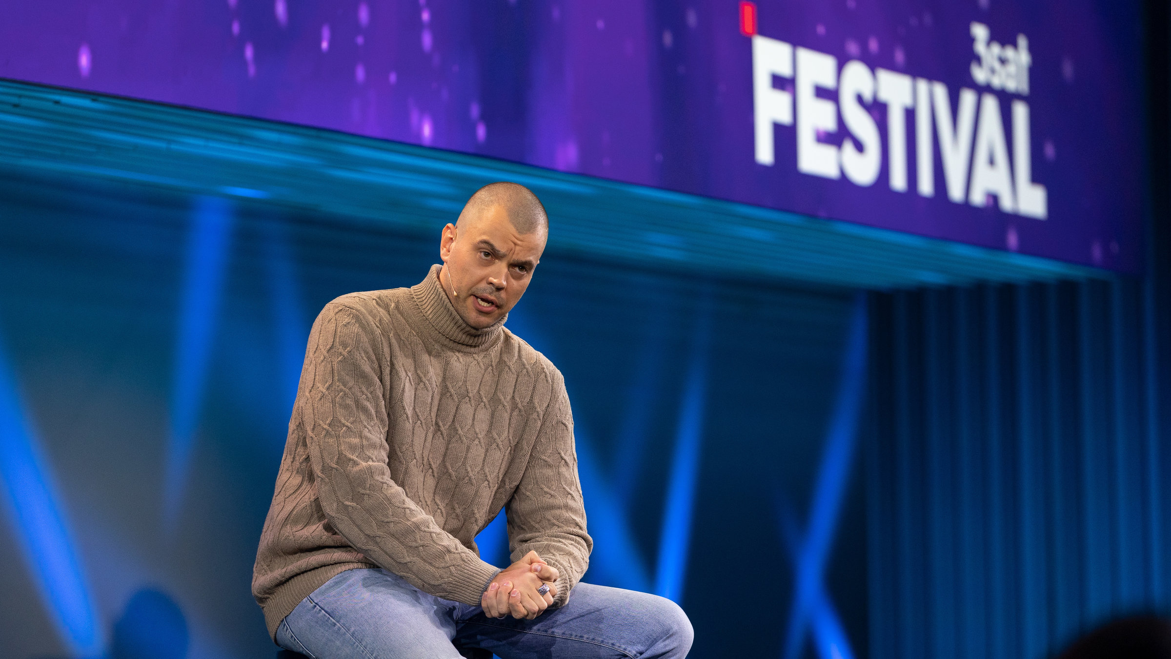 "Nikita Miller: Freizeitgangster gibt es nicht!": Nikita Miller auf der Bühne.