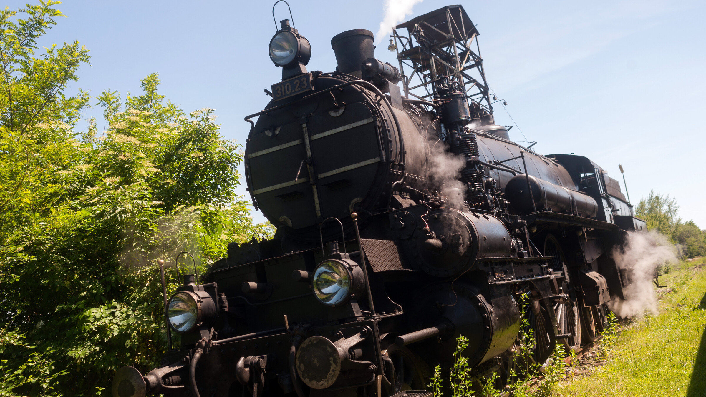 Die zweiteilige Dokumentation "Auf den Schienen des Doppeladlers" zeigt, wie es zur Entstehung des gigantischen Bahnnetzes der Donaumonarchie gekommen ist, welche bautechnischen Meisterleistungen vollbracht wurden, um die Steppen Galiziens mit den Küsten der Adria zu verbinden.