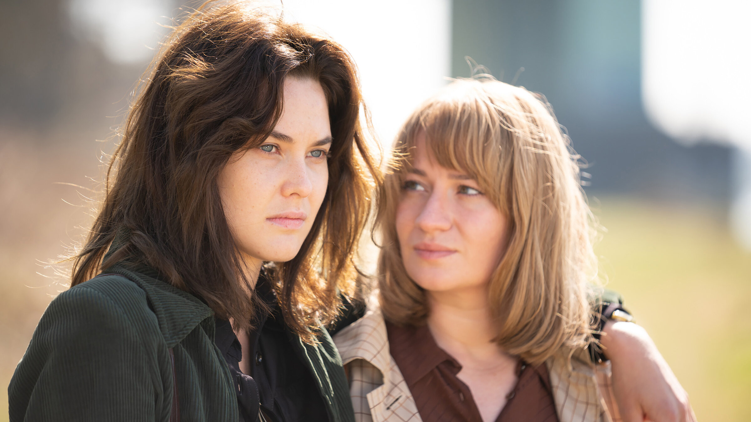 "Alice (2/2)": Alice (Nina Gummich) mit ihrer Lebensgefährtin Ursula (Katia Fellin)