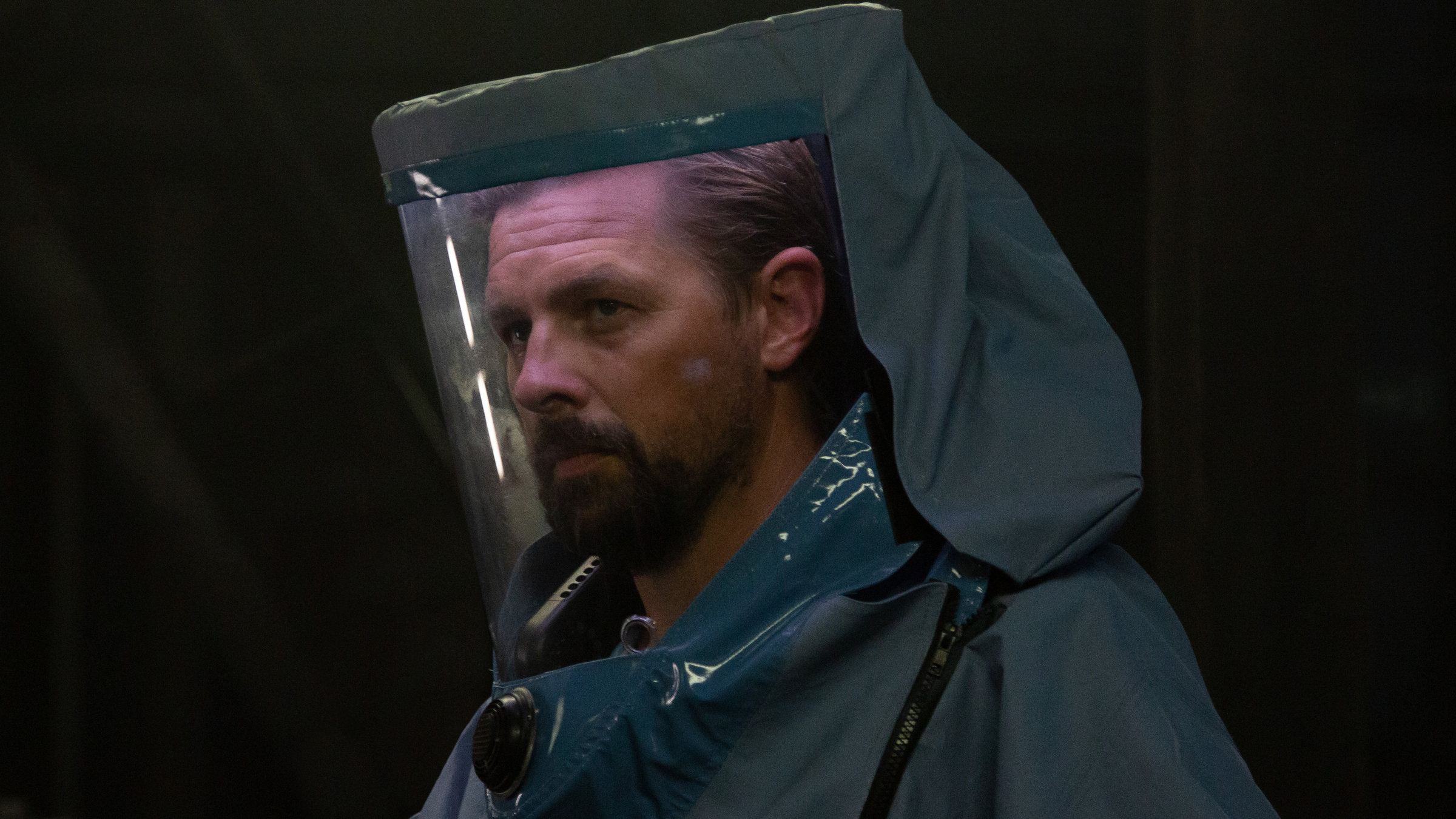 "Der Schwarm Folge 8": Luther Roscovitz (Klaas Heufer-Umlauf) trägt einen Schutzanzug mit Vollvisier.