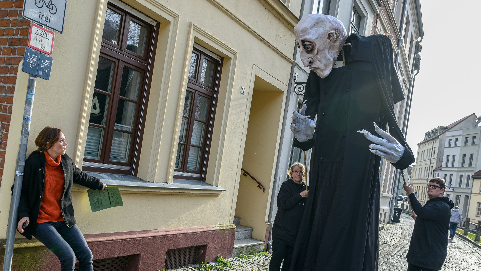 „SOKO Wismar – Kampf der Vampire“:  In der Wismarer Altstadt drückt sich Kommissarin Karoline Joost (Nike Fuhrmann) an eine Wand. Denn sie weicht vor einer überdimensionalen Figur des Nosferatu zurück, die von zwei Puppenspielern durch die Straßen bewegt wird.