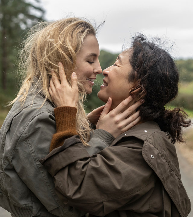 "Killing Eve - Hallo, ihr Verlierer": Eve (Sandra Oh) und Villanelle (Jodie Comer) halten sich auf einer Landstraße eng in den Armen und lächeln sich gegenseitig an.
