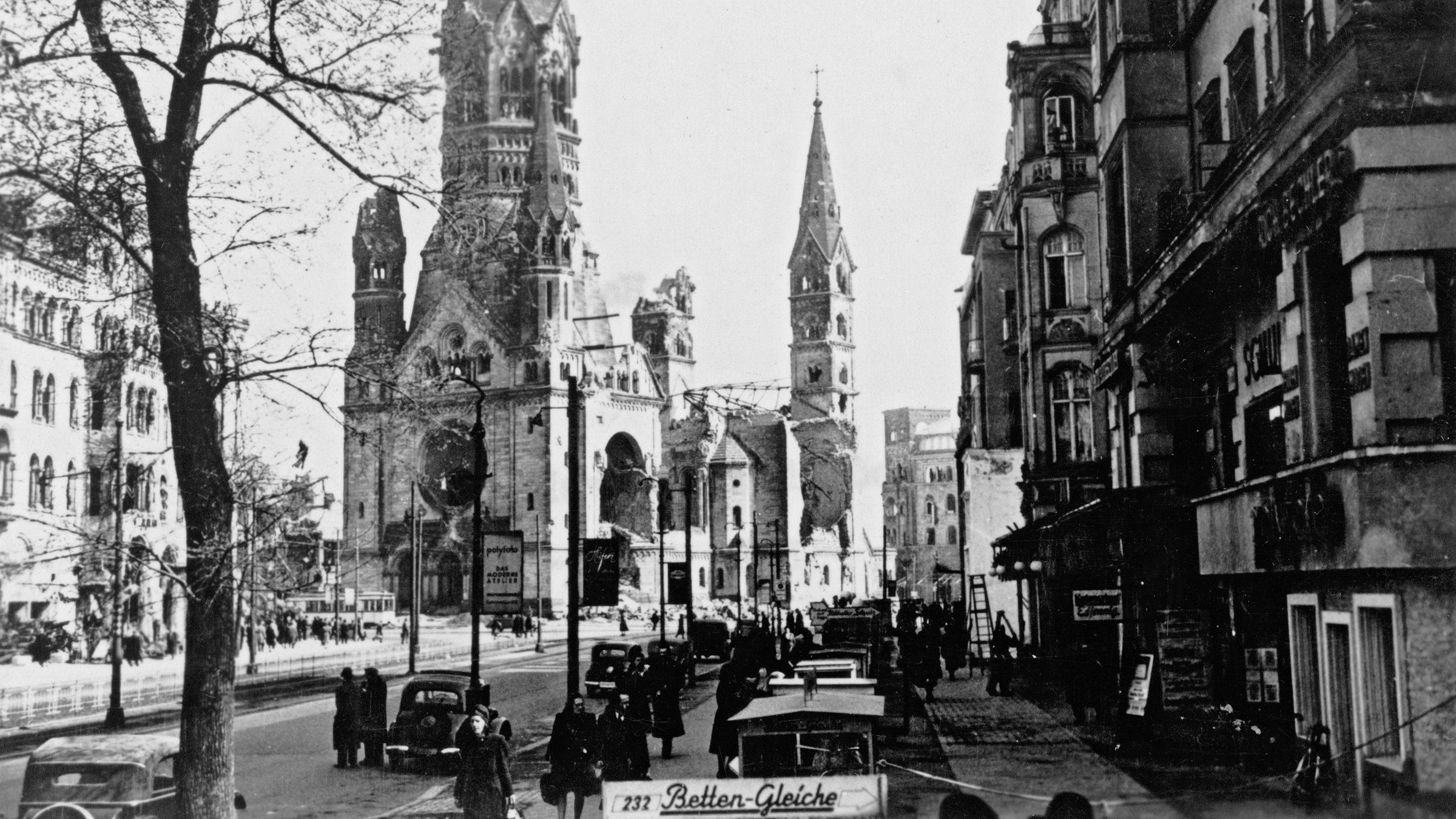 "Geheimnisvolle Orte: Der Kurfürstendamm - Boulevard mit Geschichte": Kurfürstendamm mit Gedächtniskirche 1945