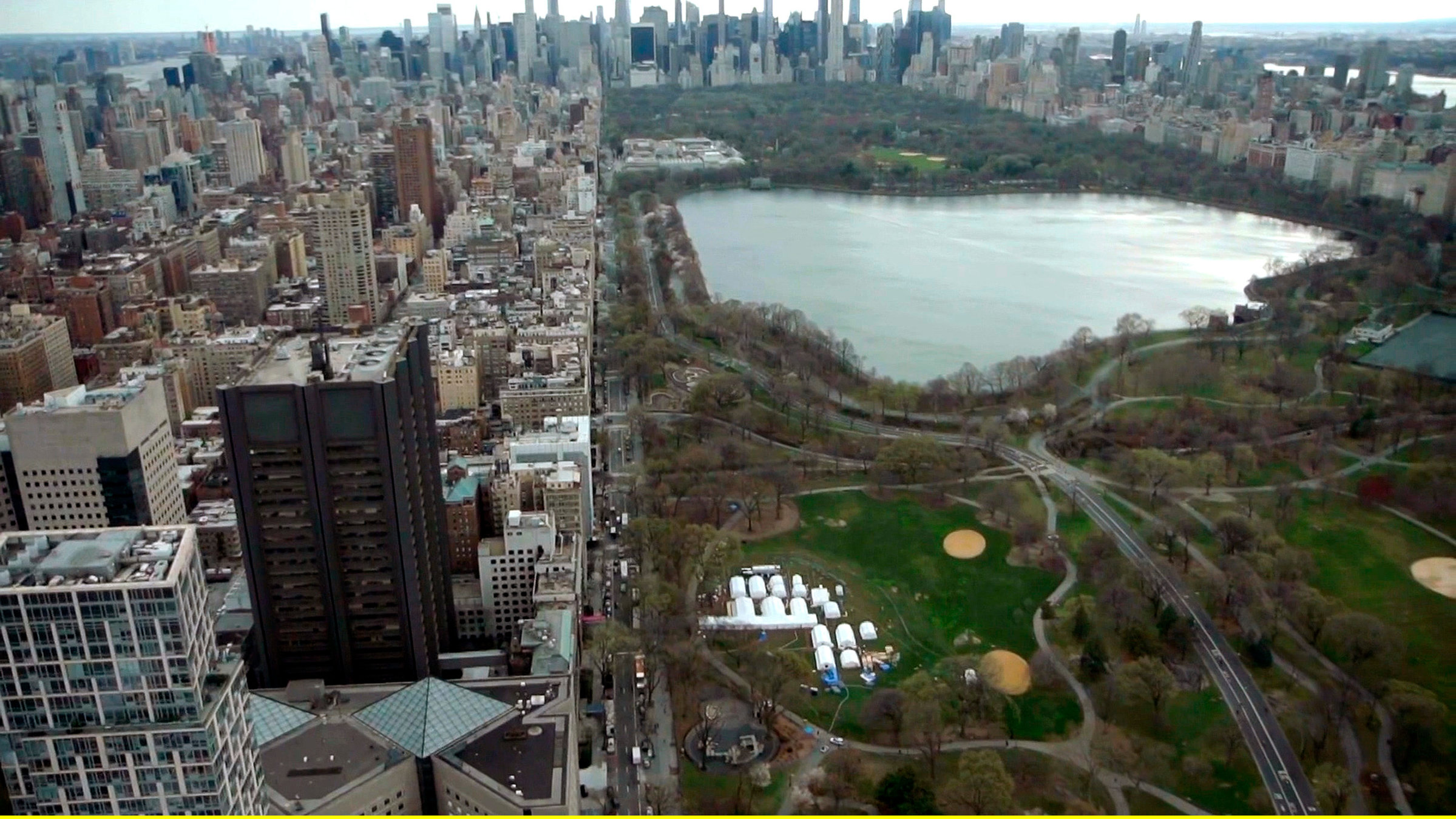 "Von New York bis Nairobi – Corona in meiner Stadt": New York: Das Notlazarett im New Yorker Central Park, aus der Luft gesehen.