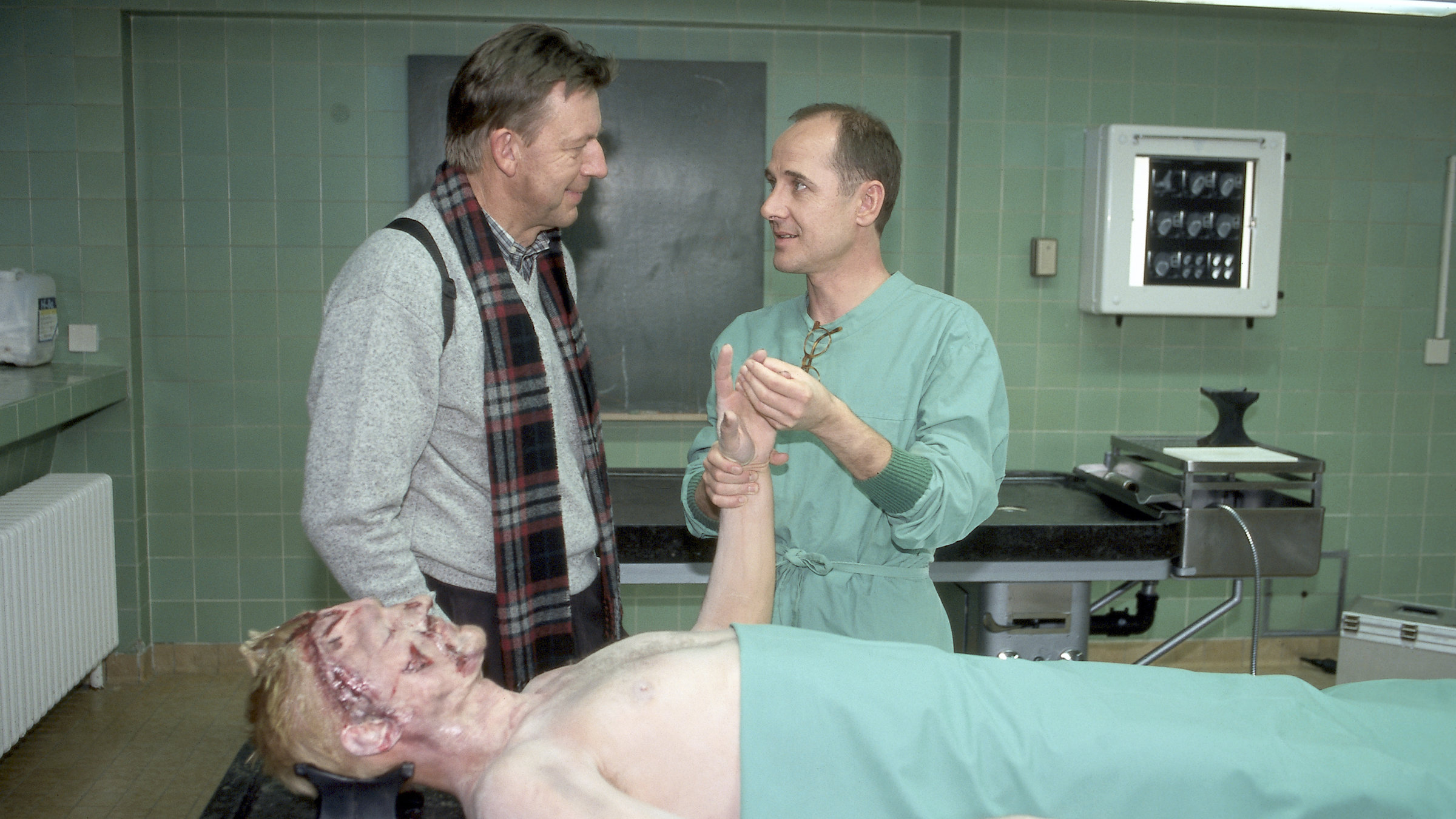 "Der letzte Zeuge - Die Erpressung": Joe Hoffer (Jörg Gudzuhn) und Robert Kolmaar (Ulrich Mühe) bei der Obduktion einer Leiche.