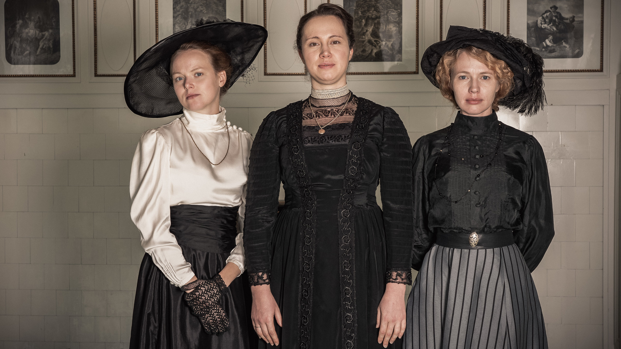 "Die Unbeugsamen - Drei Frauen und ihr Weg zum Wahlrecht": Marie-Luise Stockinger als Hildegard Burjan, Katharina Haudum als Adelheid Popp, Anna Brüggemann als Clara Zetkin.