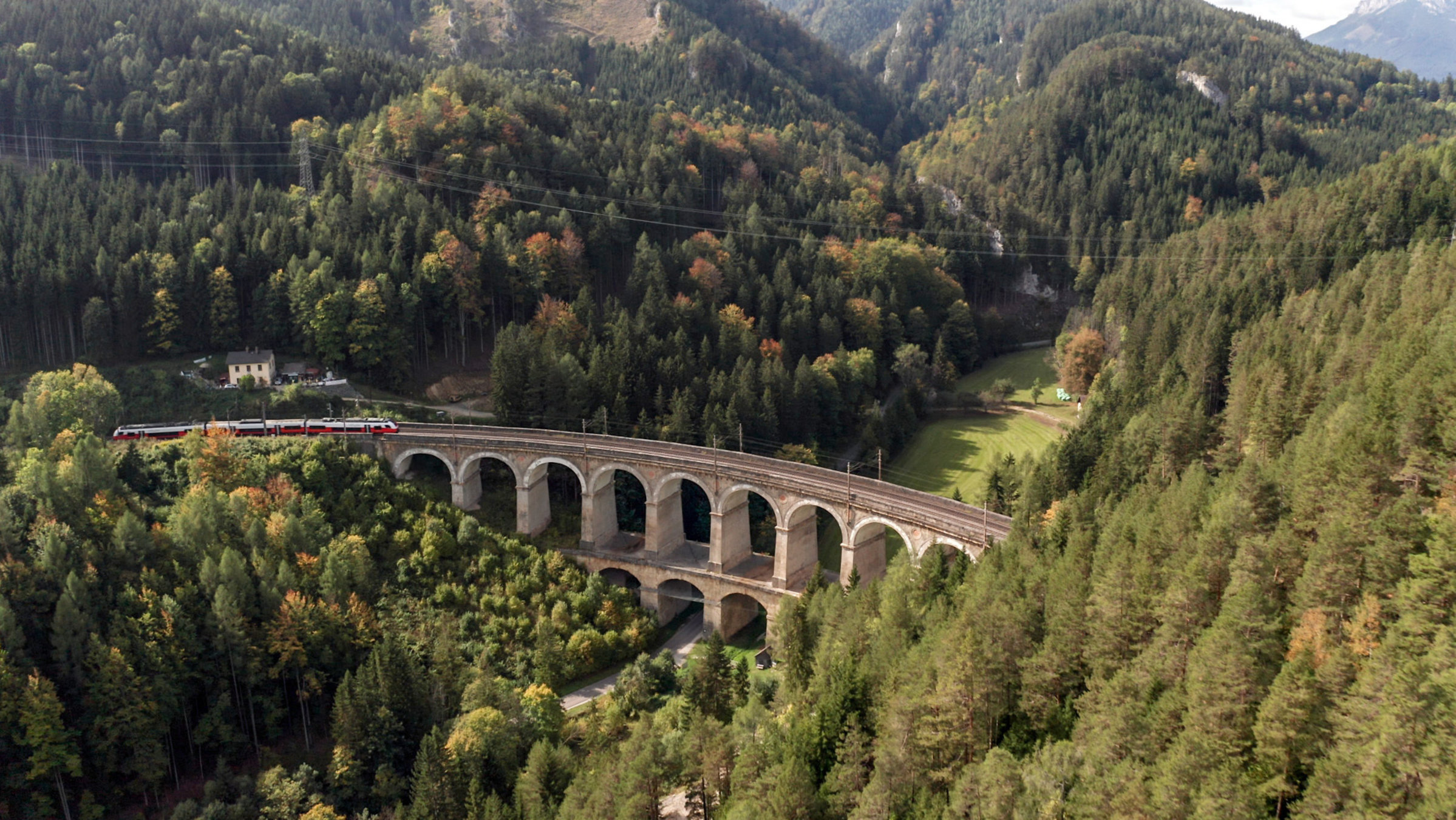 "Österreichs Welterbe - Schlösser, Kaiser und die Eisenbahn": Semmering, Kalte Rinne, Zug.