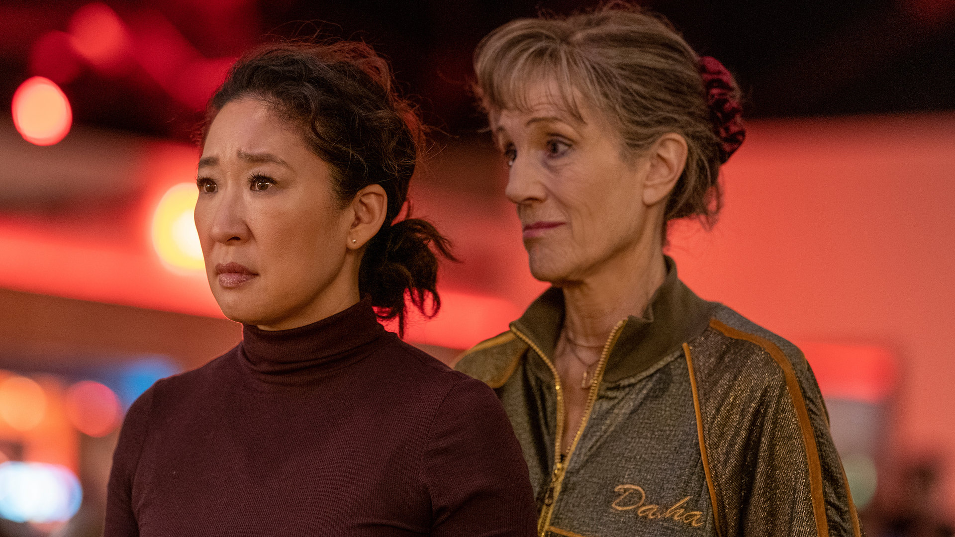 "Killing Eve - Das ist Bullshit": Dasha (Harriet Walter) steht eng hinter Eve (Sandra Oh) und schaut sie energisch an.