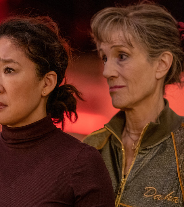 "Killing Eve - Das ist Bullshit": Dasha (Harriet Walter) steht eng hinter Eve (Sandra Oh) und schaut sie energisch an.