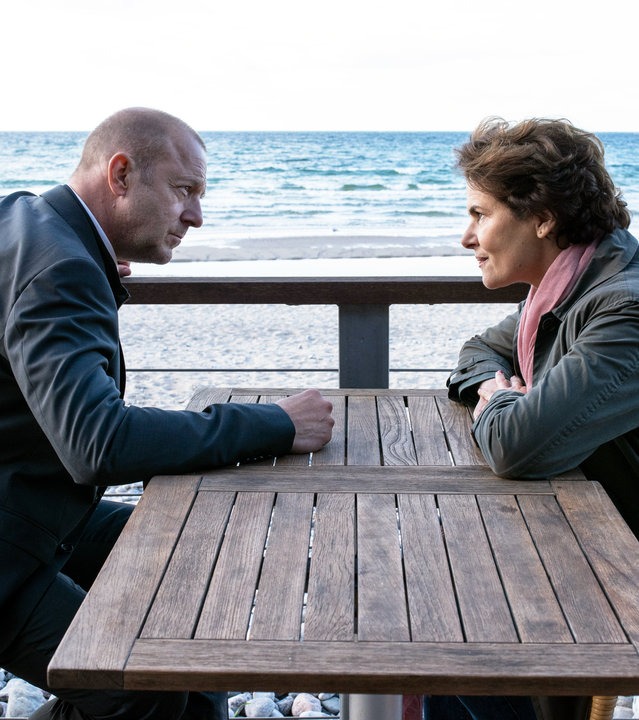 "Das Mädchen am Strand (1)": Kessler (Heino Ferch) und Hella (Barbara Auer) sitzen an einem Tisch am Strand und unterhalten sich.