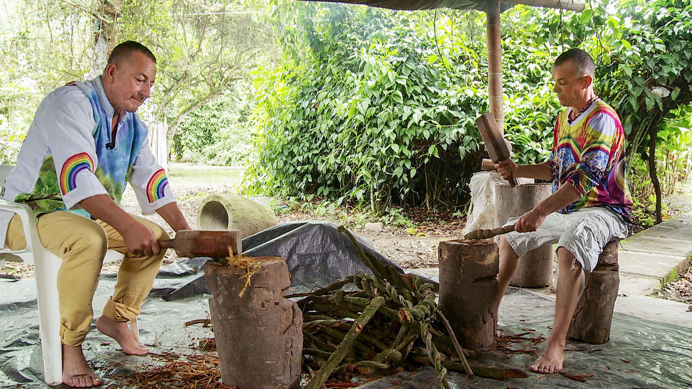 "Der Schamane von Arosa" - Bei der Herstellung von Medizin - Schamane Don Gerardo und sein Schüler Renato Simonelli