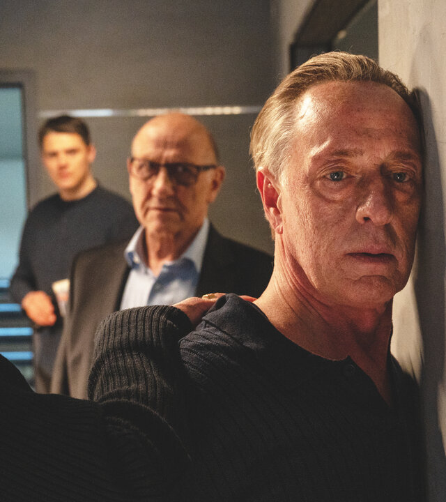 "SOKO Stuttgart - Dunkelheit 2": Im Vernehmungsraum des Präsidiums hält ein Beamter (Komparse) den Antiquitätenhändler Clemens Bürkle (Wilfried Hochholdinger) im Polizeigriff fest. Im Hintergrund stehen Kriminaldirektor Michael Kaiser (Karl Kranzkowski) und Kriminalkommissar Rico Sander (Benjamin Strecker) und beobachten die Situation.