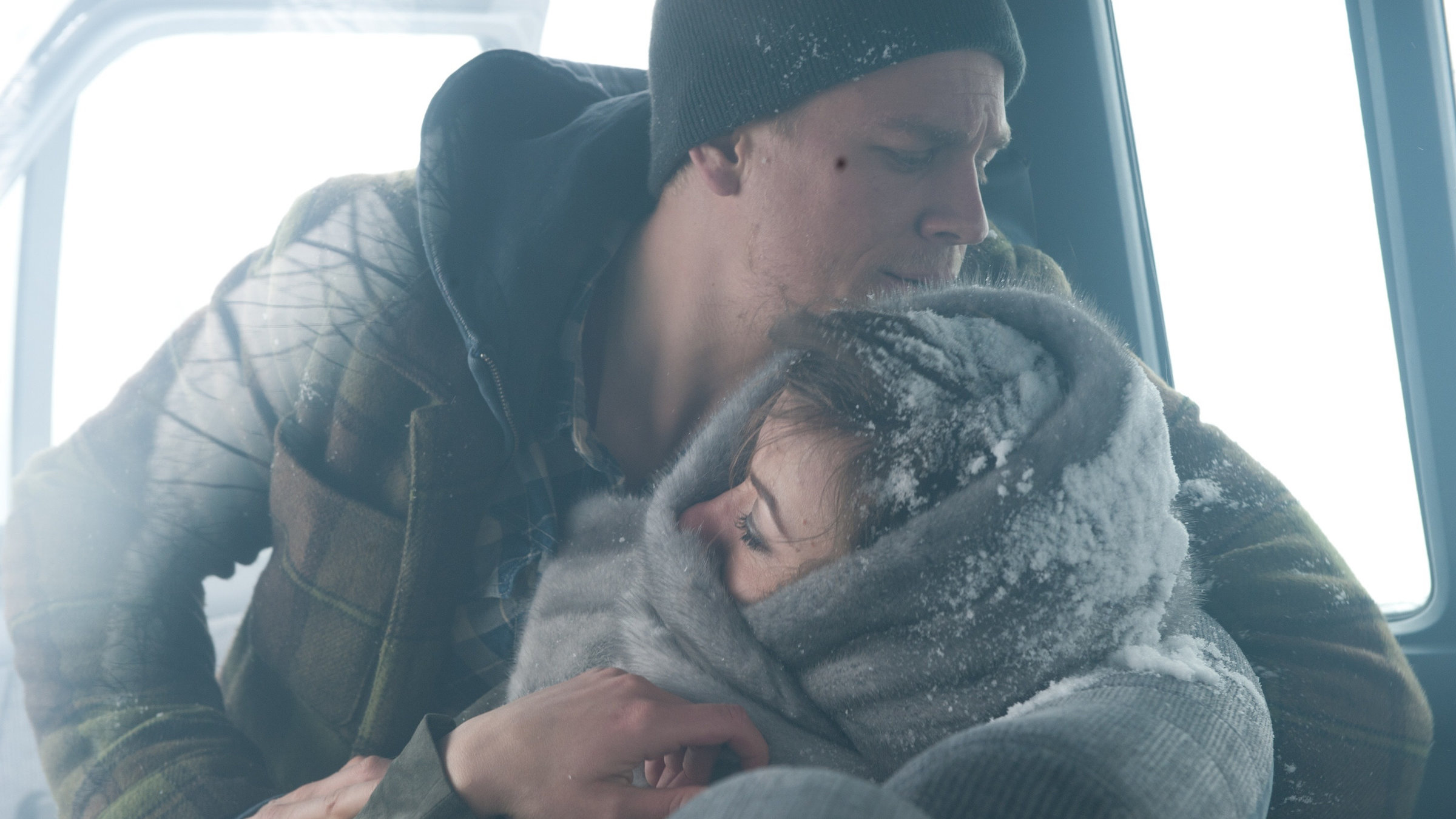 "Cold Blood - Kein Ausweg, keine Gnade": Jay (Charlie Hunnam) hält die in eine warme Decke gepackte Liza (Olivia Wilde) im Arm.