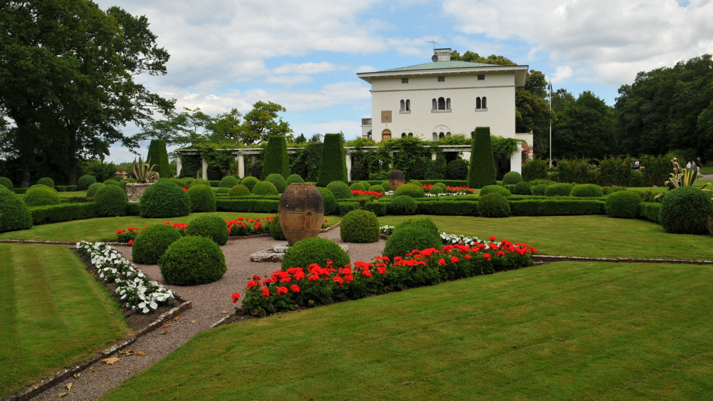"Gartenreise durch Schweden": Unberührte Natur, Wasser, Wälder - dafür ist Schweden bekannt. Für Gartenfreunde kein klassisches Reiseziel. Doch zu Unrecht, denn kaum ein anderes Land kann in Vielfalt, Schönheit, Größe und Pflanzenliebe mit den Schweden konkurrieren.