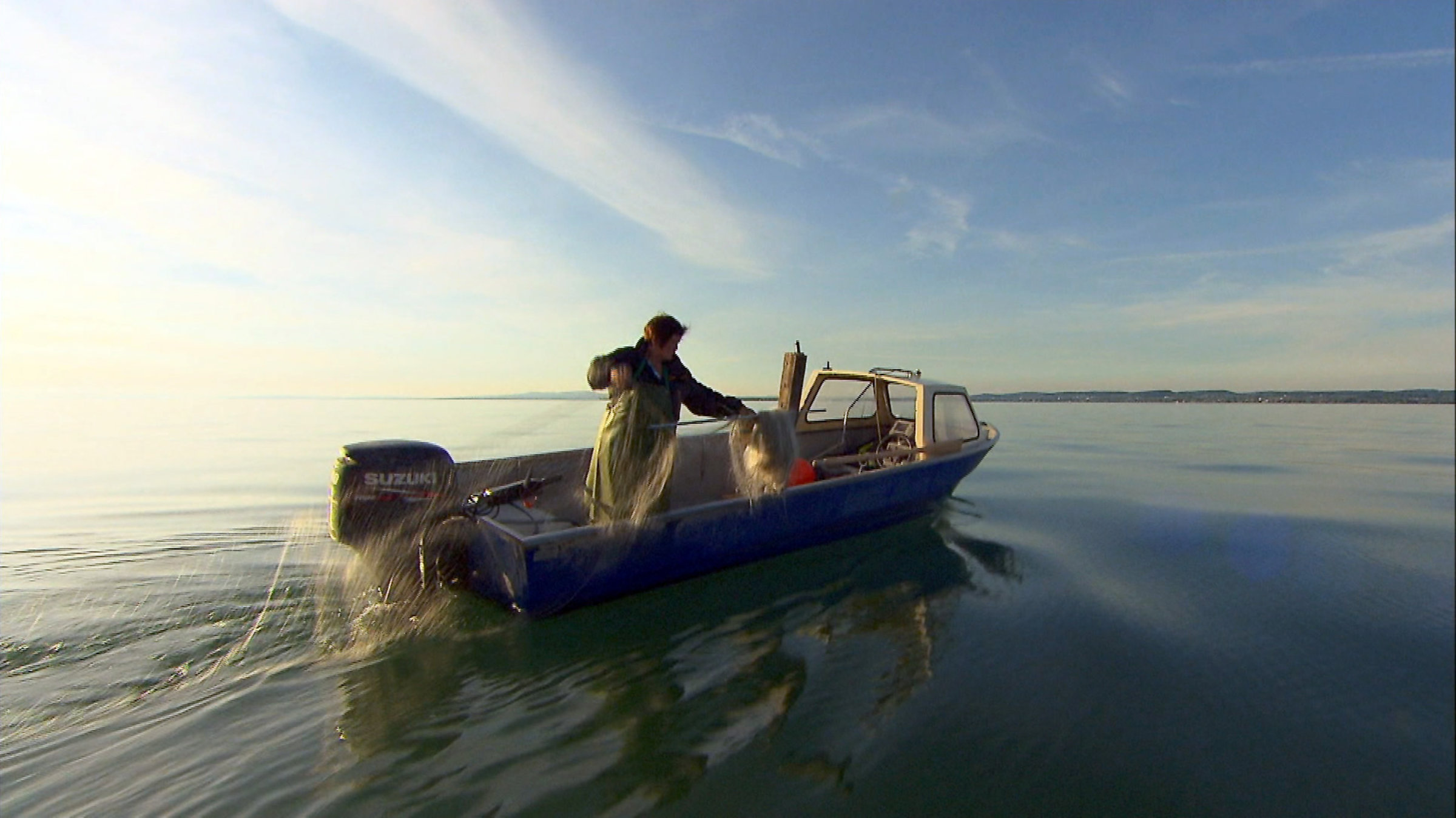 "Leben am Bodensee": Eine Fischerin ist frühmorgens auf dem Bodensee unterwegs.