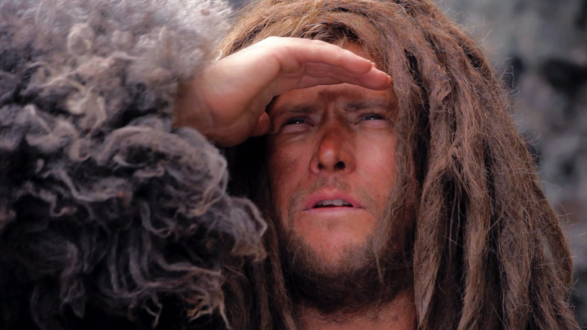 "Die glorreichen 10 - Die kühnsten Aussteiger der Geschichte": Spielszene: Robinson Crusoe (Darsteller unbekannt) schaut mit der Hand an der Stirn in die Ferne. Seine Haare sind verfilzt.