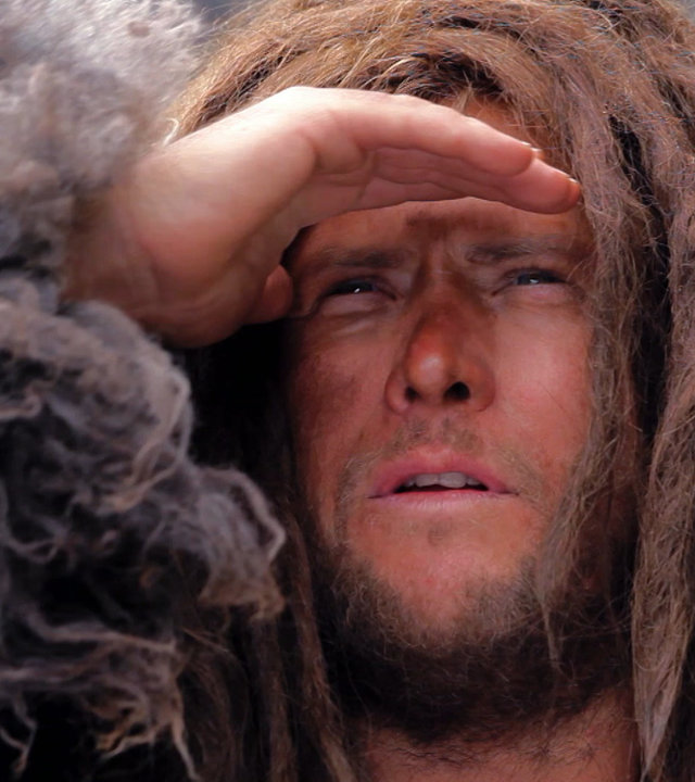 "Die glorreichen 10 - Die kühnsten Aussteiger der Geschichte": Spielszene: Robinson Crusoe (Darsteller unbekannt) schaut mit der Hand an der Stirn in die Ferne. Seine Haare sind verfilzt.