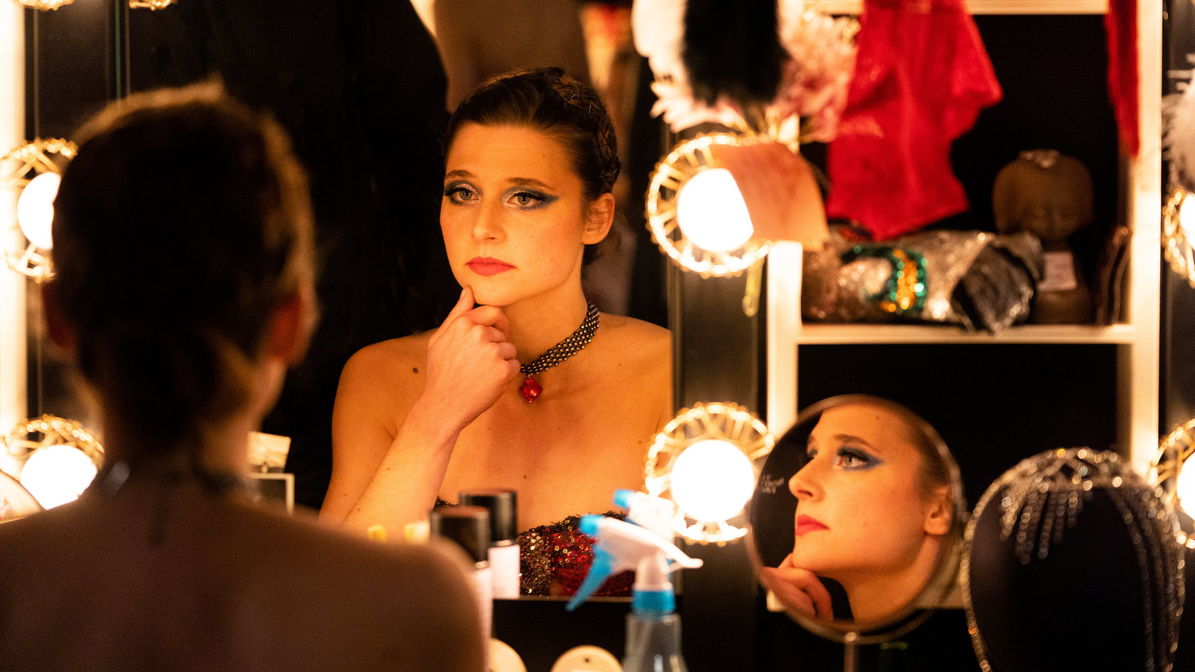 "Der Palast (1)": Christine Steffen (Svenja Jung) sitzt mit besorgten Blick in der Maske und schaut in den Spiegel.