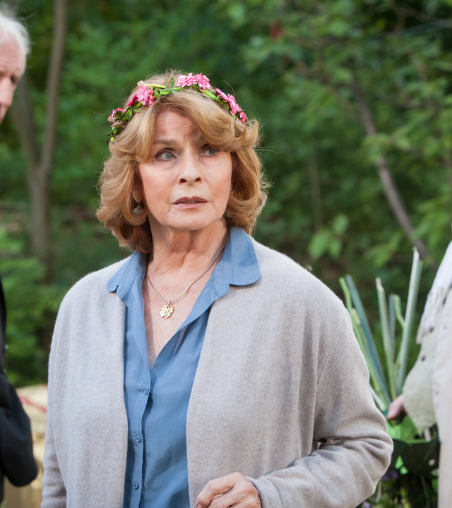 "Die Hochzeit meiner Eltern": Peter (Günther Maria Halmer), Betty (Senta Berger) und Leo (Michael Wittenborn) stehen im Garten.