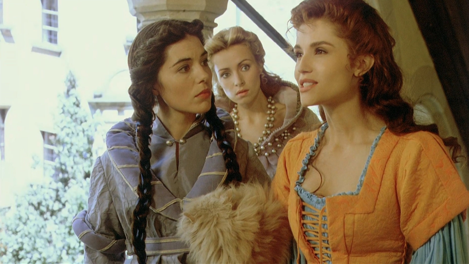 "Prinzessin Fantaghirò - Teil 1": Nahaufnahme der drei Königstöchter. Fantaghirò (Alessandra Martines) steht rechts im Bild und blickt kämpferisch geradeaus. Ihre Schwestern Carolina (Kateřina Brožová) und Caterina (Ornella Marcucci) stehen links neben ihr und blicken sie erstaunt an.