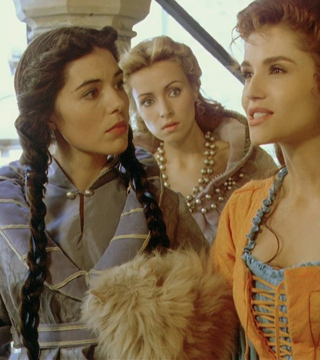 "Prinzessin Fantaghirò - Teil 1": Nahaufnahme der drei Königstöchter. Fantaghirò (Alessandra Martines) steht rechts im Bild und blickt kämpferisch geradeaus. Ihre Schwestern Carolina (Kateřina Brožová) und Caterina (Ornella Marcucci) stehen links neben ihr und blicken sie erstaunt an.