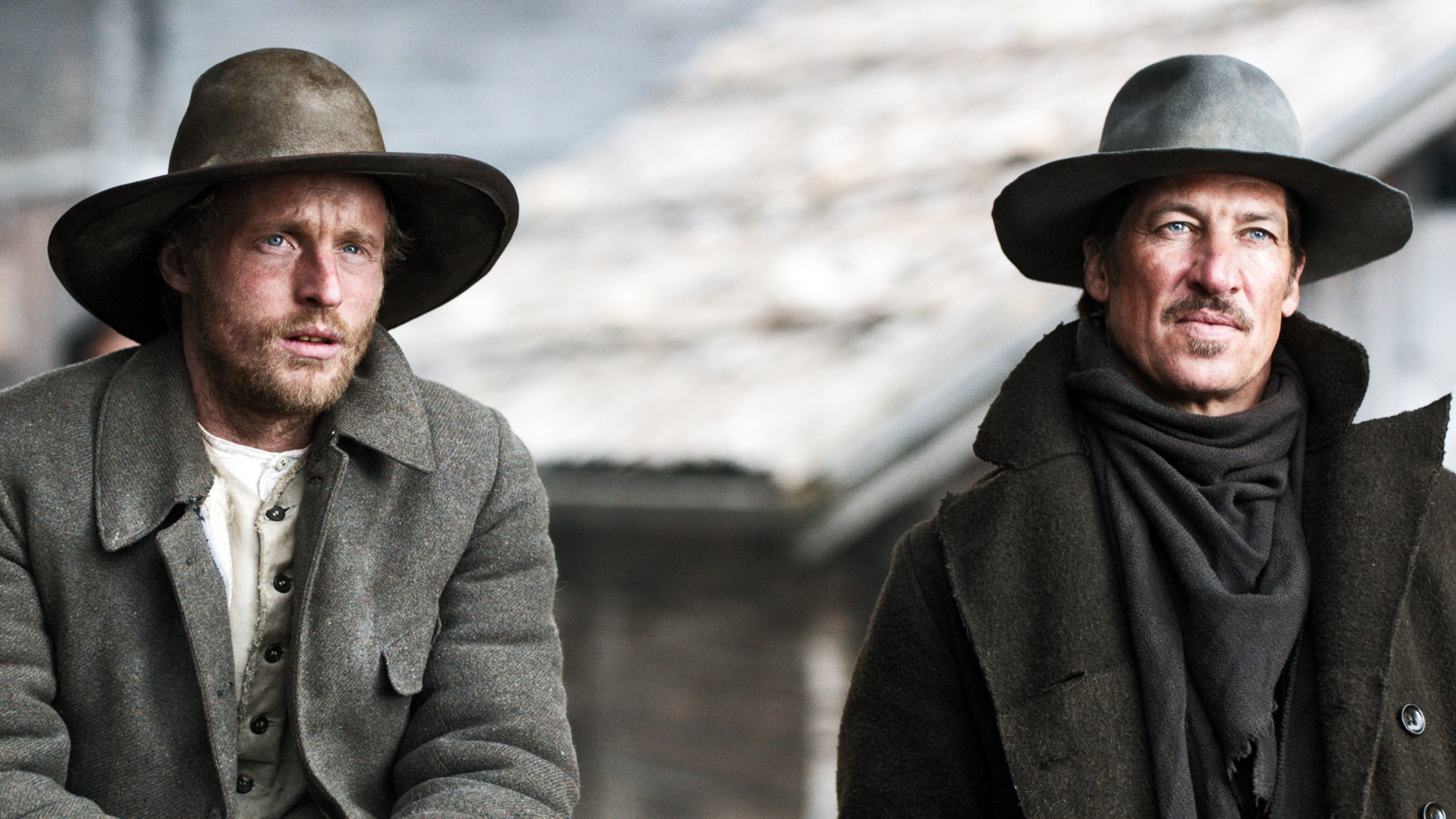 „Das finstere Tal“: Hans Brenner (Tobias Moretti) und Edi Brenner (Florian Brückner) schauen misstrauisch.