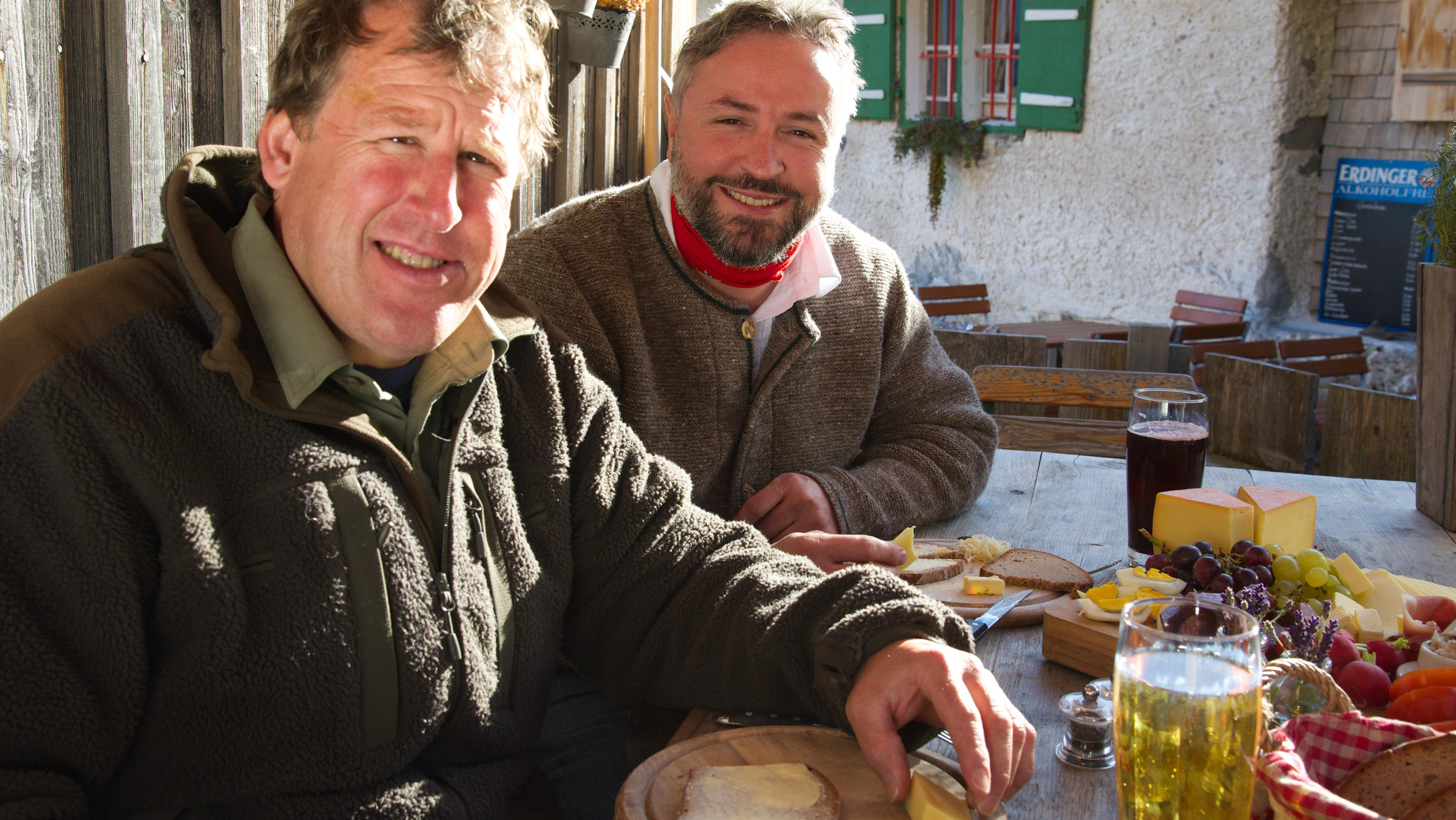 "Aufgetischt am Sonntag - Das Kleinwalsertal": Jäger und Hüttenwirt Florian Fritz und Küchenchef Jeremias Riezler auf der Obergemstelhütte.