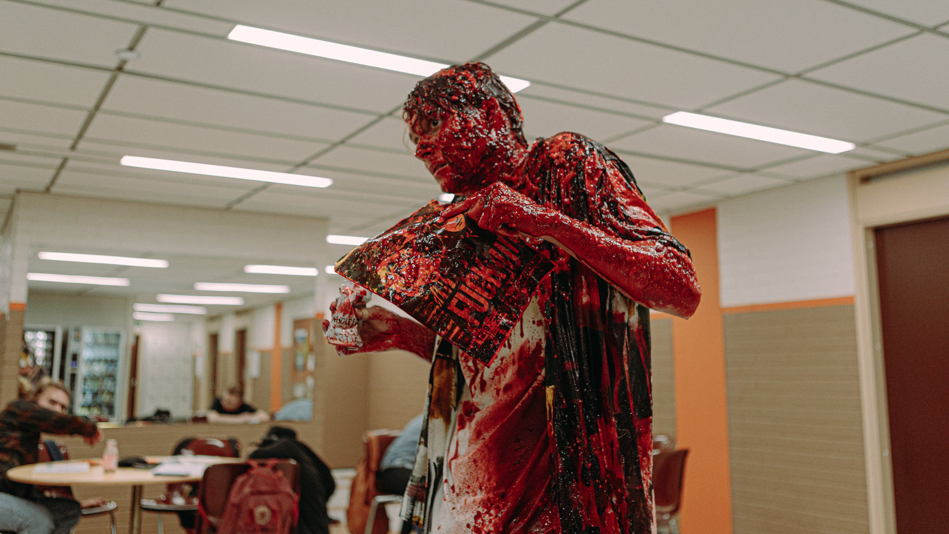 "Cryptid - Sebastian": Niklas (Julius Fleischanderl) steht in einem Schulflur und ist über und über mit Blut bespritzt.