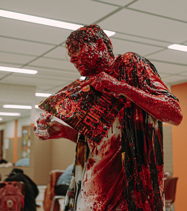 "Cryptid - Sebastian": Niklas (Julius Fleischanderl) steht in einem Schulflur und ist über und über mit Blut bespritzt.